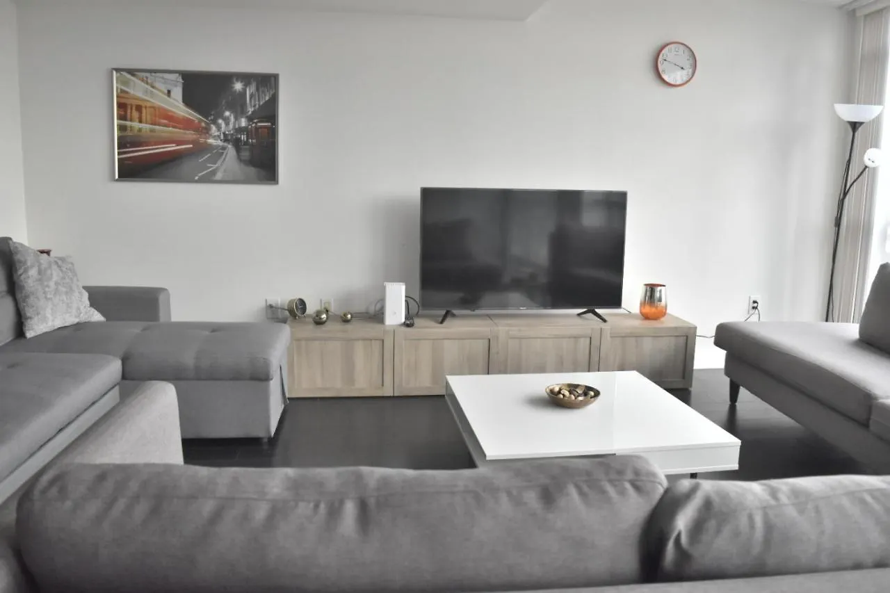 Toronto City Place Condo Families Only Kanada